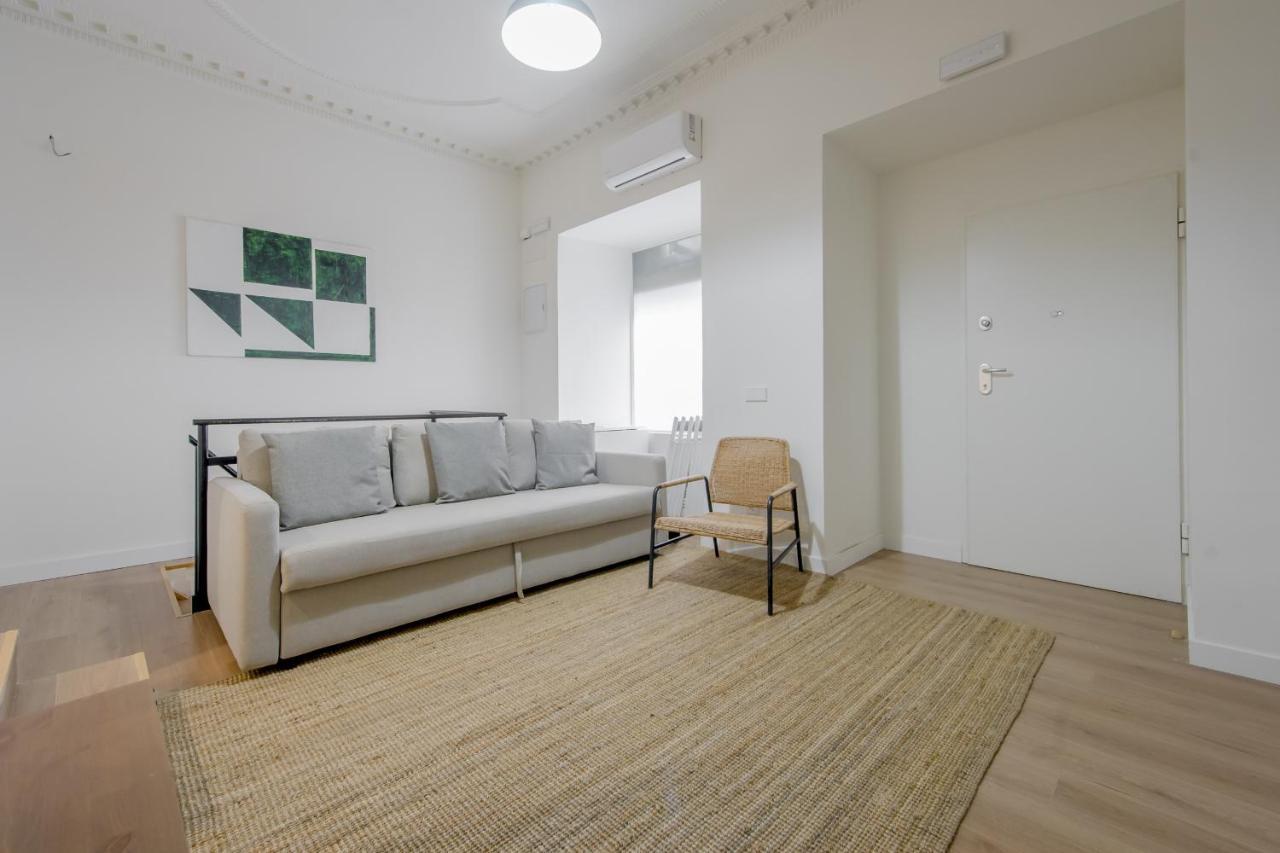 Modern Apt & Cool Interior Design En El Retiro Apartment Madrid Exterior photo