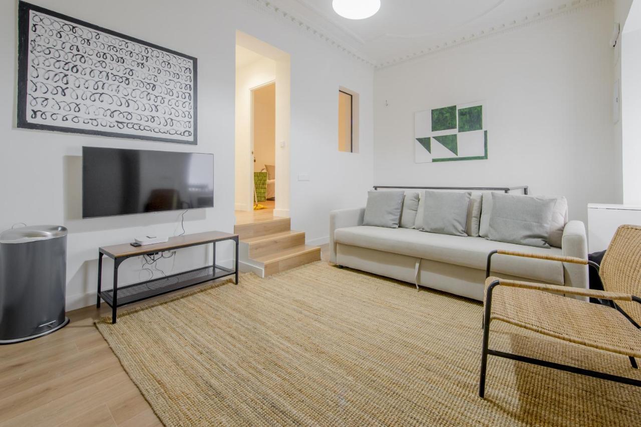 Modern Apt & Cool Interior Design En El Retiro Apartment Madrid Exterior photo
