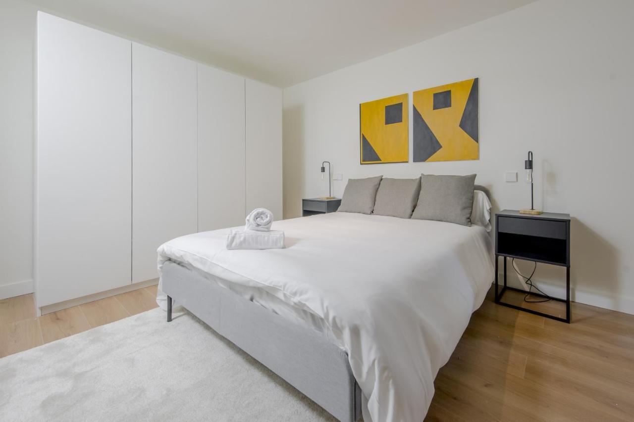 Modern Apt & Cool Interior Design En El Retiro Apartment Madrid Exterior photo