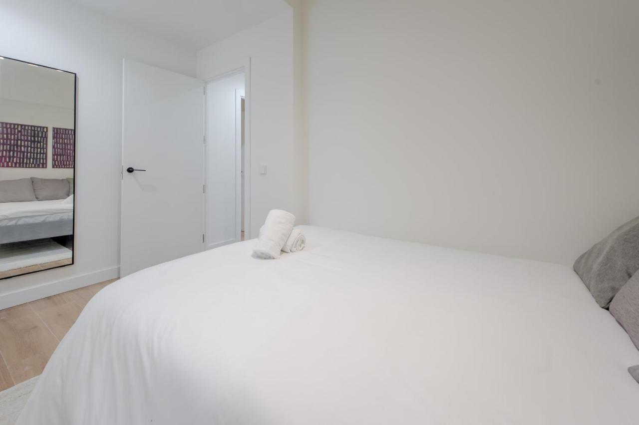 Modern Apt & Cool Interior Design En El Retiro Apartment Madrid Exterior photo