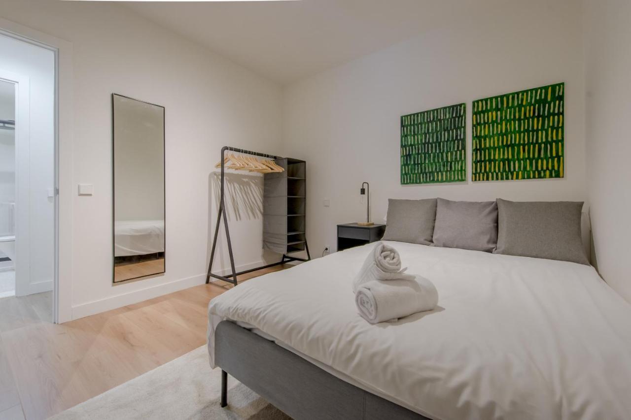 Modern Apt & Cool Interior Design En El Retiro Apartment Madrid Exterior photo