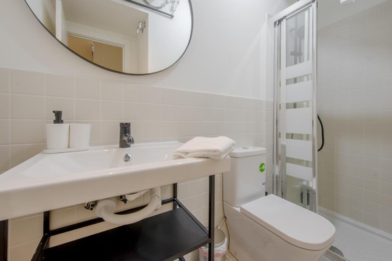 Modern Apt & Cool Interior Design En El Retiro Apartment Madrid Exterior photo