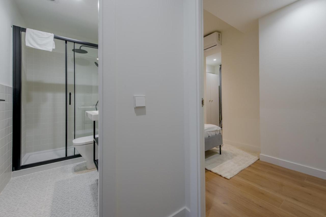 Modern Apt & Cool Interior Design En El Retiro Apartment Madrid Exterior photo