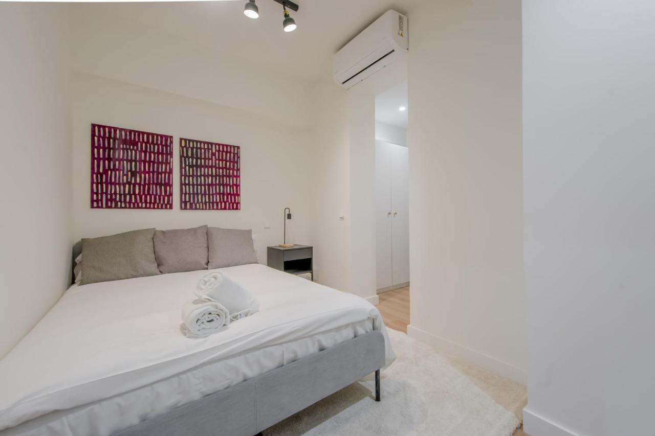 Modern Apt & Cool Interior Design En El Retiro Apartment Madrid Exterior photo