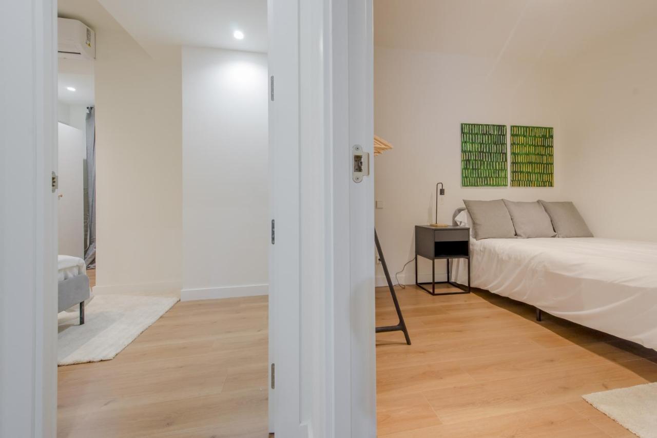 Modern Apt & Cool Interior Design En El Retiro Apartment Madrid Exterior photo